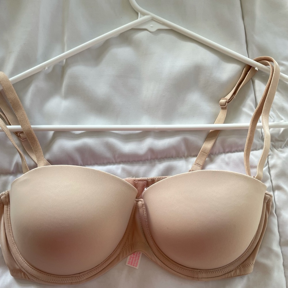 34 C nude bra.  Straps remove to make it strapless.  Brand new, see receipt.